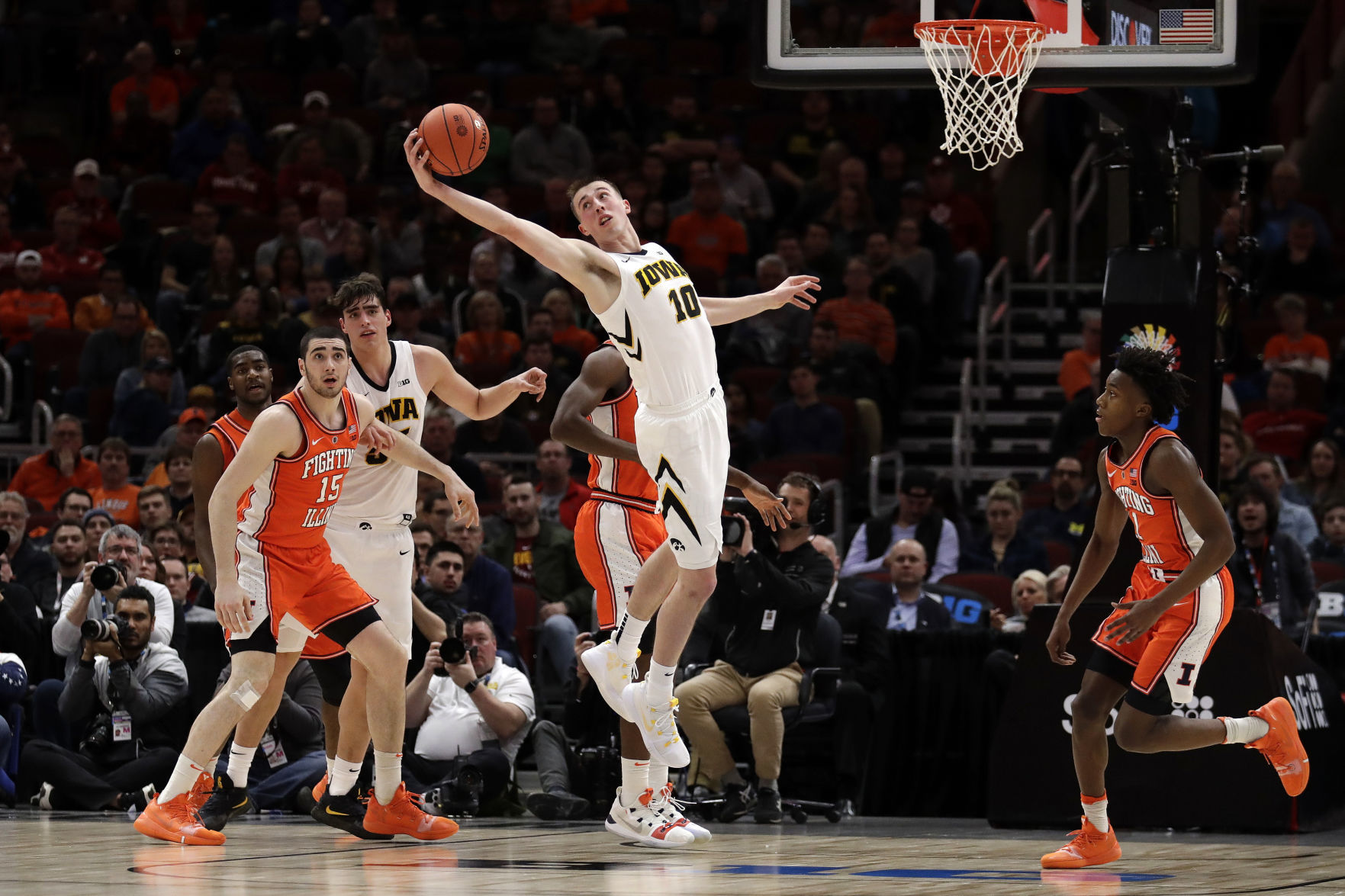 Iowa 83, Illinois 62